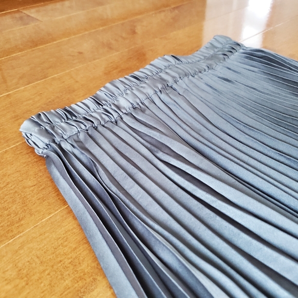 Silver pleated skirt - Picture 4 of 4